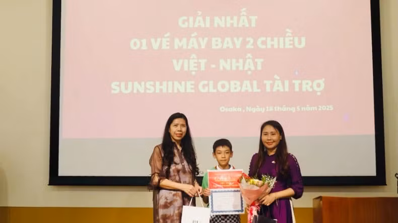 组委会代表向获得一等奖的作者颁发奖项。