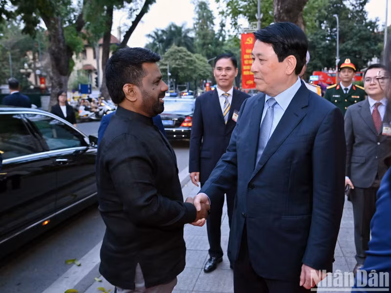 越南国家主席梁强迎接斯里兰卡总统阿努拉·库马拉·迪萨纳亚克出席宴会。