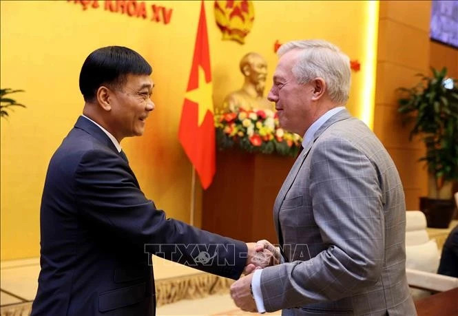 越南国会副主席武鸿青和美国-东盟商务理事会主席、美国前驻越大使特德·奥修斯。（图片来源：越通社）