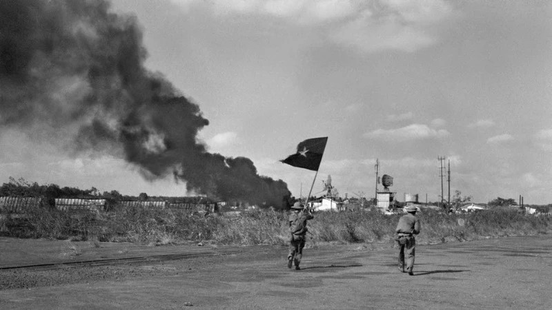 解放军进攻占领邦美蜀市和平机场（1975年）（图片来源：越通社）