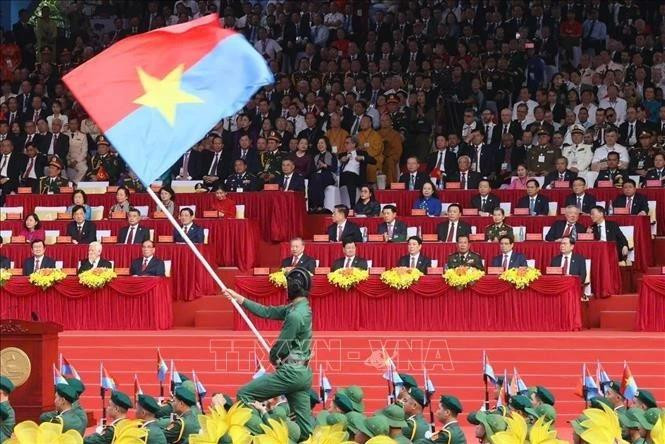 纪念南方解放、国家统一50周年庆典暨阅兵和群众游行活动场景。（图片来源：越通社）