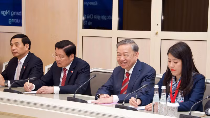 苏林总书记和越南代表团。