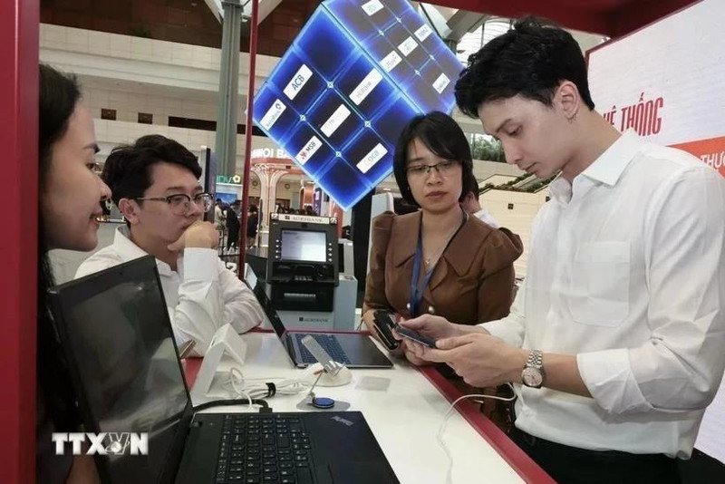 银行工作人员引导客户使用在线服务。（图片来源：越通社）