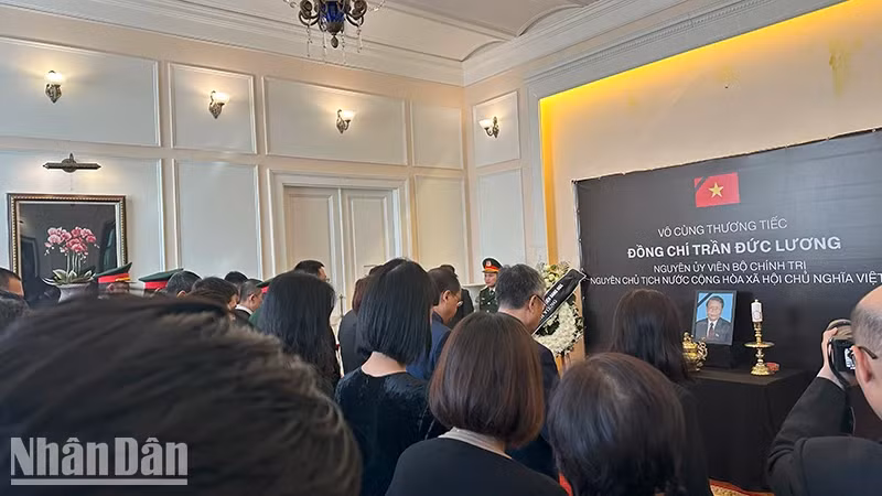 原国家主席陈德良的吊唁仪式在俄罗斯举行。