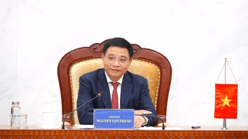 越南财政部部长阮文胜在会见中发表讲话。
