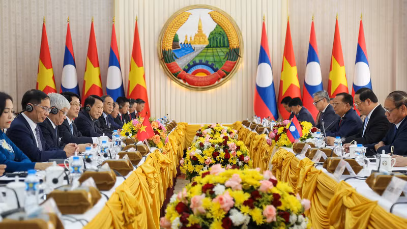 双方会见场面。