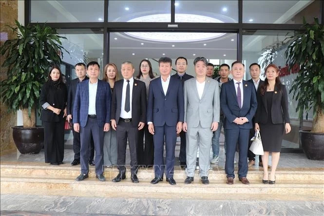 双方代表合影。（图片来源：越通社）