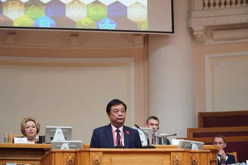 越南国会副主席黎明欢在主题为“新现实下的生态：挑战与机遇”会议上发表讲话。（图片来源：越通社）