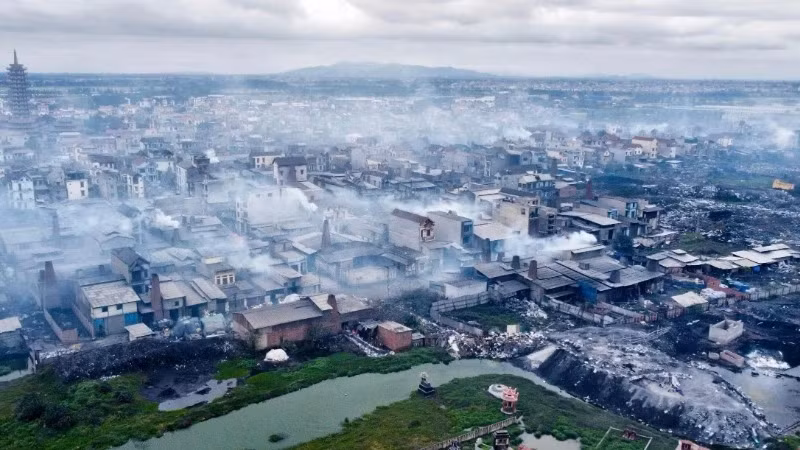 传统手工艺村的发展在快速城市化背景下为地方经济发展作出了重要贡献，但同时也对环境保护工作提出了严峻挑战。（丁辉 摄）