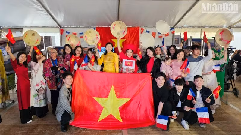对于在法国的越南年轻一代来说，1975年4月30日胜利是他们的自豪感，也是不断为祖国在新时代续写辉煌篇章的重要精神动力。（图：明维摄）