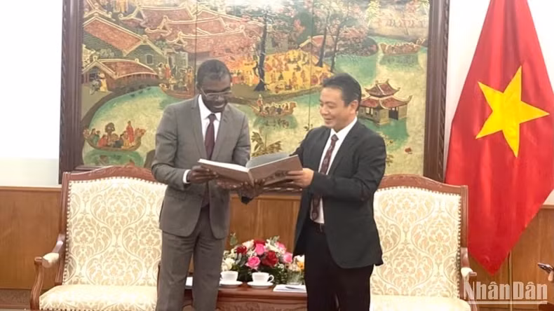 黄道疆副部长（右）与拉扎尔·埃隆杜·阿索莫先生。