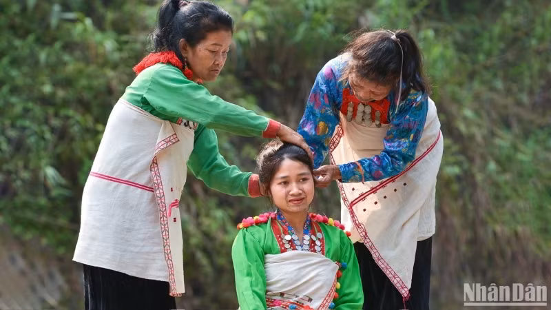 下巴刺青习俗展现出莽族的文化特色。