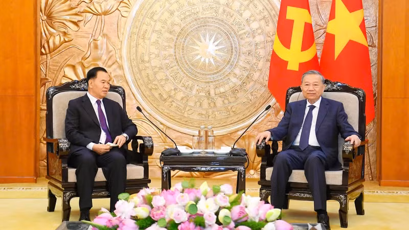 苏林总书记会见老挝人民革命党中央办公厅主任通沙立。