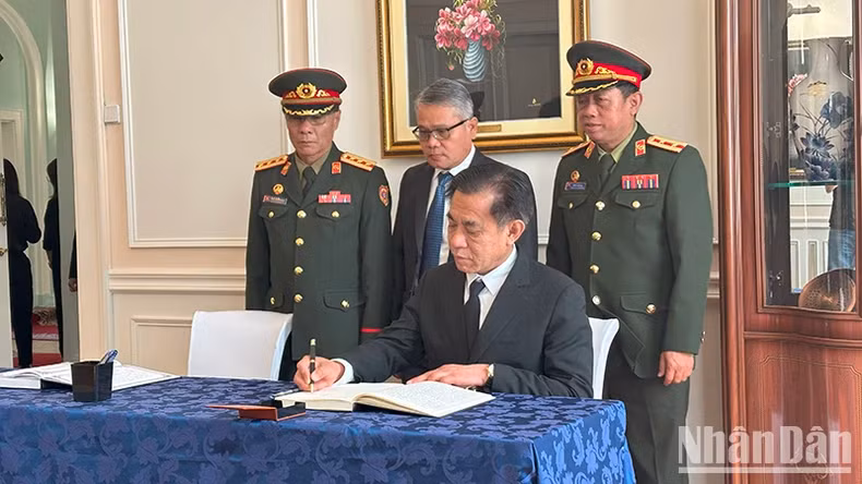 老挝驻俄罗斯大使馆代表在吊唁簿上题词。