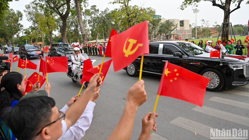 首都人民热烈欢迎中共中央总书记、中国国家主席习近平访越。