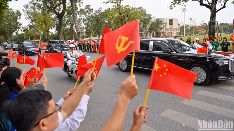 首都人民热烈欢迎中共中央总书记、中国国家主席习近平访越。