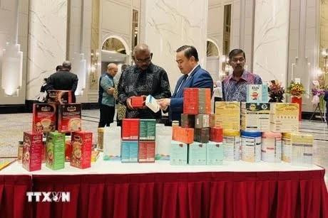 越南驻马来西亚大使馆商务参赞黎富强介绍越南的产品。（图片来源：越通社）
