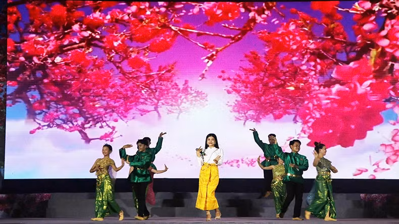 开幕之夜精彩上演的高棉族传统舞蹈。