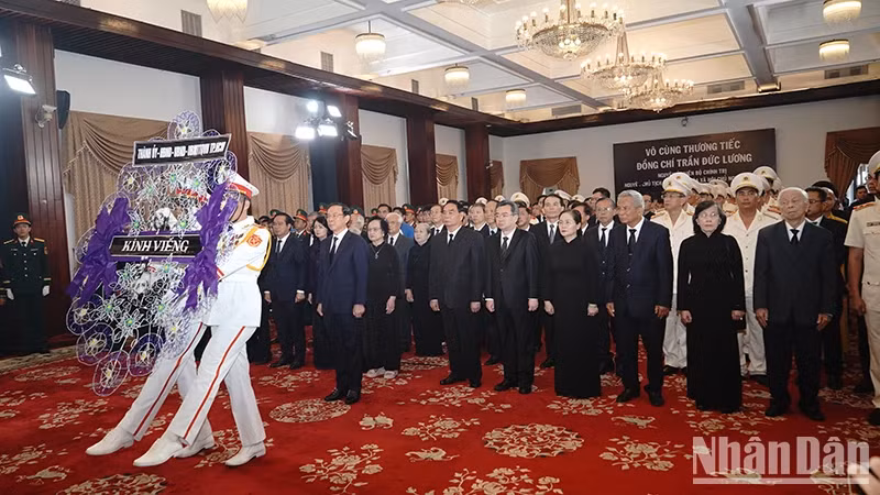 胡志明市市委、市人民议会、市人民委员会、越南祖国阵线胡志明市委员会代表团向原国家主席陈德良同志敬献花圈并上香致哀。