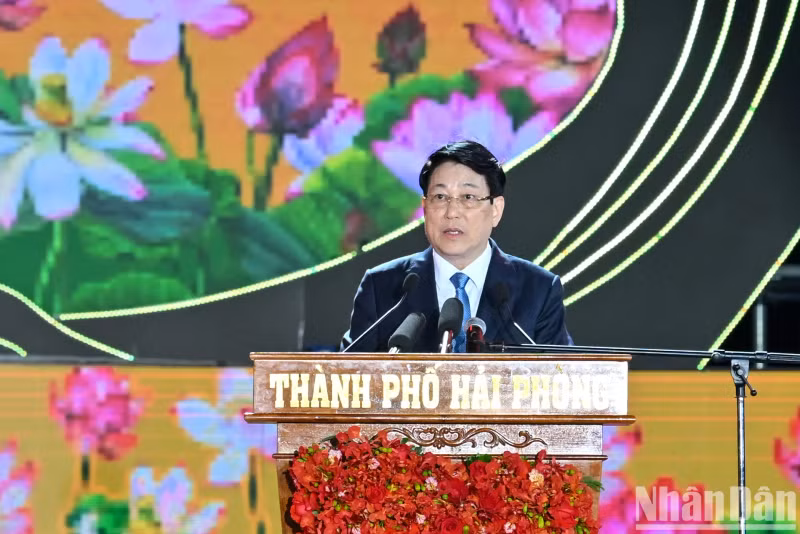 梁强主席在纪念典礼上发表讲话。