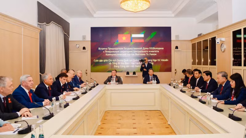 双方会见场面。