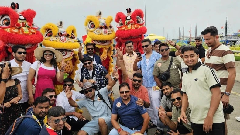 印度游客前往下龙湾观光旅游。