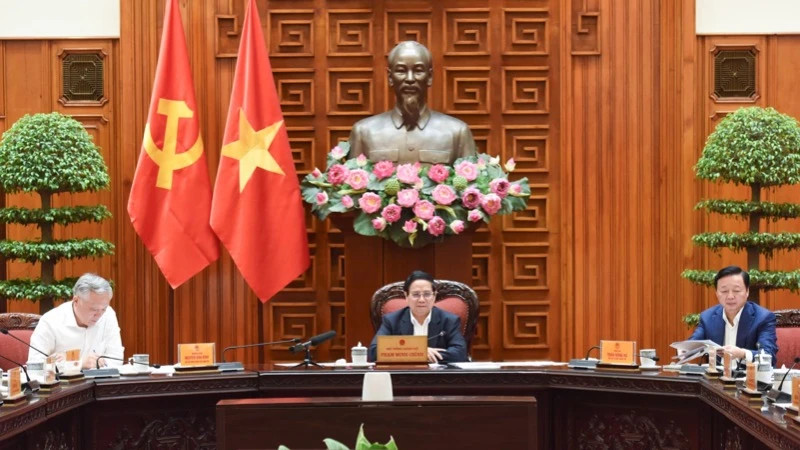 越南政府总理范明正主持召开政府常务会议。