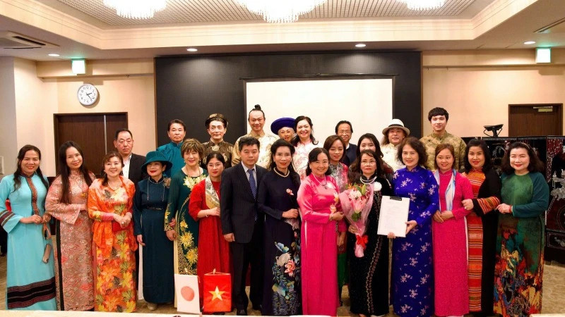 越南奥黛遗产俱乐部的代表与越南驻日本大使馆干部合影留念。