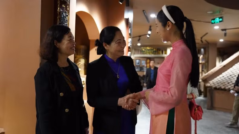 越南小姐玉欣（右）非常兴奋地参观了越南手工艺村精华中心，并担任美食大赛的评委。