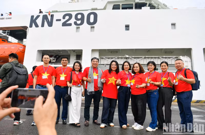 代表团成员合影留念。