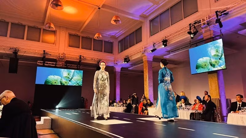 本次旅游推广活动上的越南传统奥黛表演。（图片来源：越南国家旅游局）