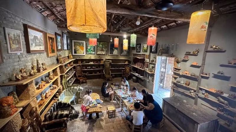 演播工作室创意空间以浓郁乡村特色的艺术吸引游客。