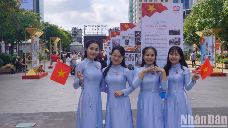 除了独立宫，阮惠步行街一早也吸引大量年轻人前来拍照打卡，感受即将到来的南方解放、国家统一50周年纪念活动的庄重氛围。