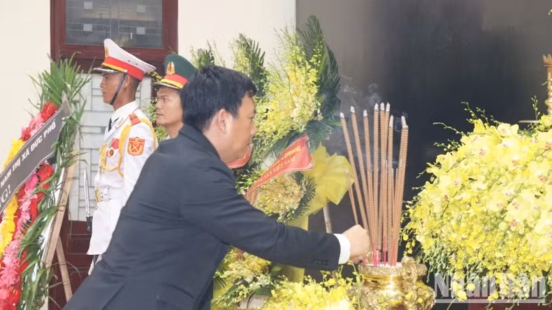 德普市市委常务副书记、市人民议会主席阮春文同志敬香吊唁陈德良同志。