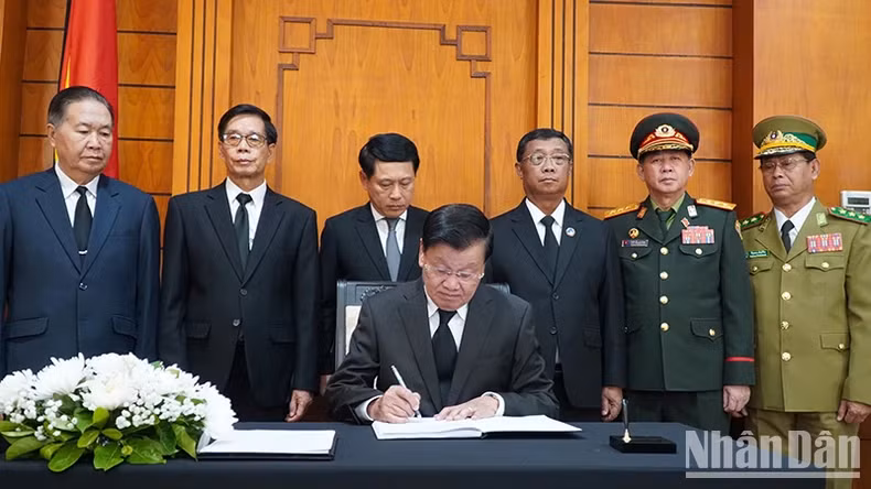 老挝人民革命党中央总书记、国家主席通伦·西苏里在吊唁簿上留言。（图片来源：越通社）