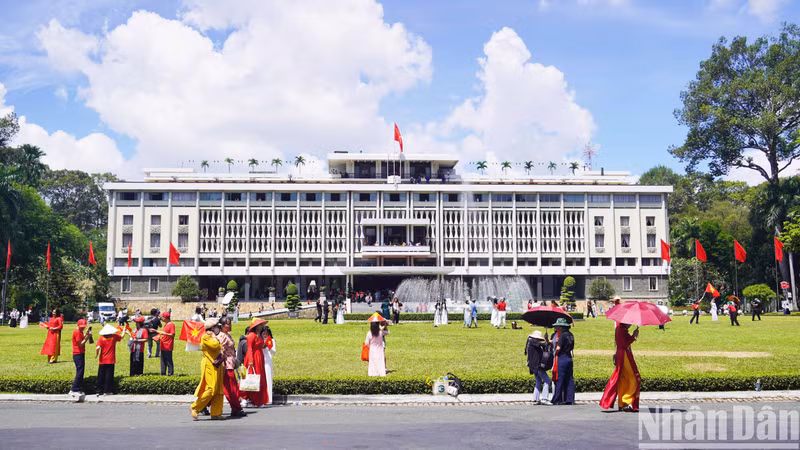 近日来，前往胡志明市参观历史遗址的国内外游客数量持续增长。
