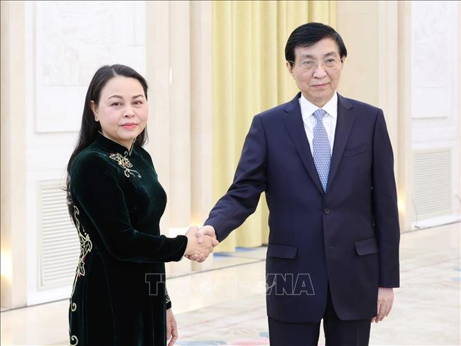 越南祖国阵线中央委员会副主席兼秘书长阮氏秋河与中共中央政治局常委、全国政协主席王沪宁。（图片来源：越通社）