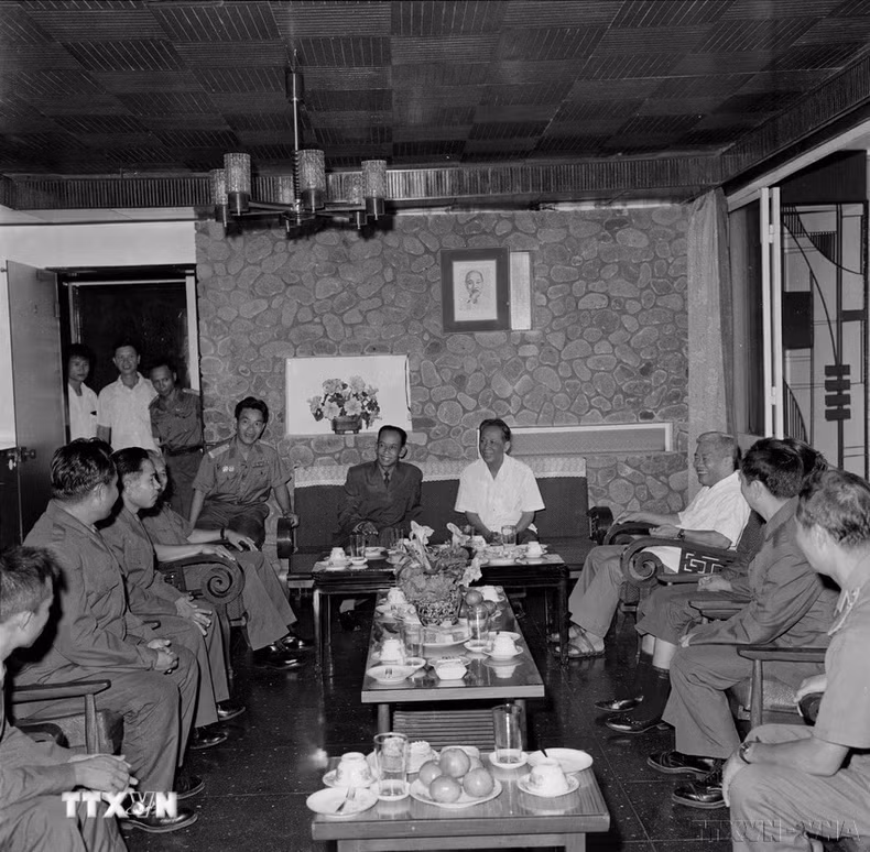 1977年，越共中央总书记黎笋会见对越南进行友好访问的老挝政府副总理、国防部长坎代·西潘敦。