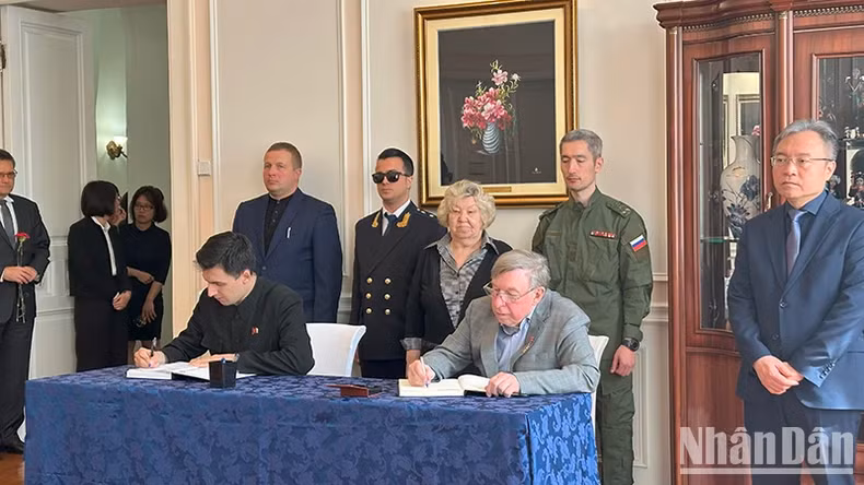 苏联和平基金会代表在吊唁簿上题词。