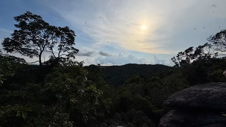 主山之巅的日落景象令人沉醉