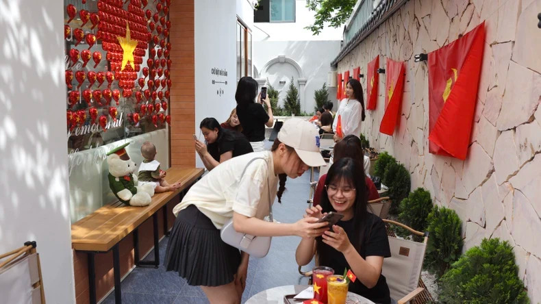 游客在咖啡店打卡。