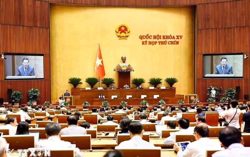 5月24日，听取关于《服刑人员移交法》草案、《引渡法》草案的呈文和审查报告。（图片来源：越通社）