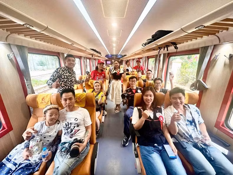 游客们体会首趟列车。