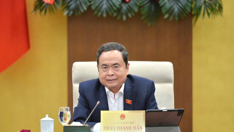 国会主席陈青敏在会上发表讲话。