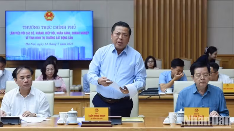 建设部部长陈宏明在会上发表讲话。