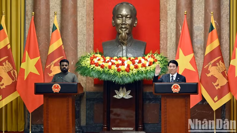 国家主席梁强与斯里兰卡总统阿努拉·库马拉·迪萨纳亚克共同主持记者会。