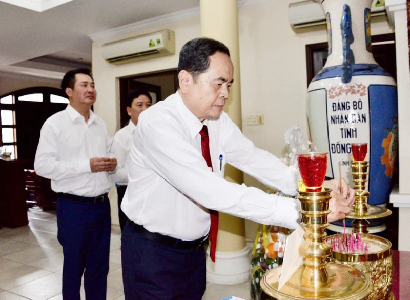 越南国会主席陈青敏进香缅怀已故国会主席阮友寿。（图片来源：越通社）