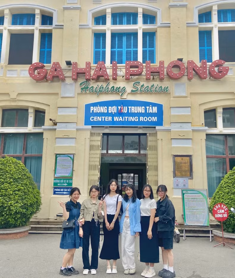 游客们在海防火车站打卡。