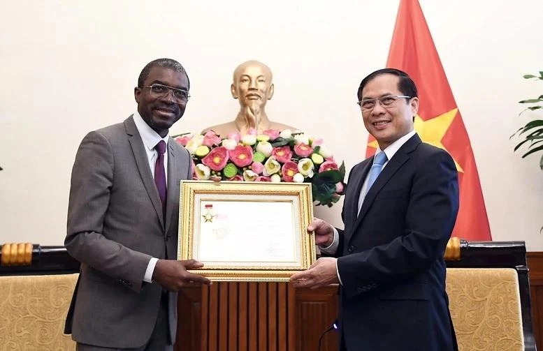 裴青山副总理（右）与拉扎尔·埃隆杜·阿索莫先生。