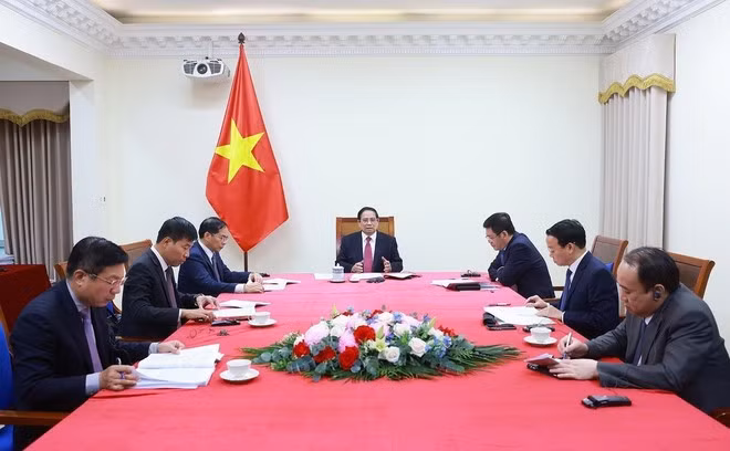 越南政府总理范明正与新西兰总理克里斯托弗·拉克森通电话。（图片来源：越通社）